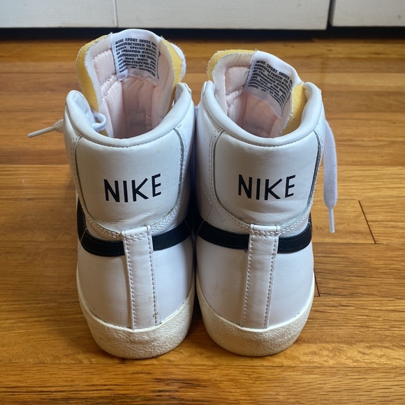 Women’s size 8 Nike blazer - Picture 3 of 6